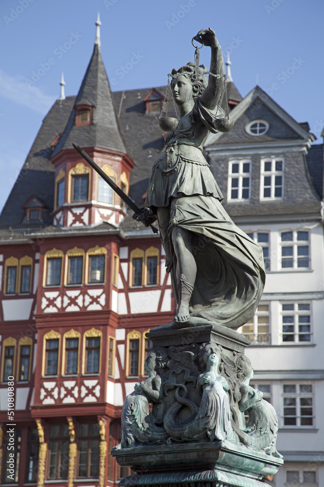 Statue der Justitia auf dem Gerechtigkeitsbrunnen in Frankfurt a Statue der Justitia auf dem Gerechtigkeitsbrunnen in Frankfurt a