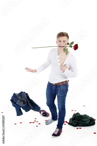 Mann mit Rose im Mund überrascht Valentinstag Porträt