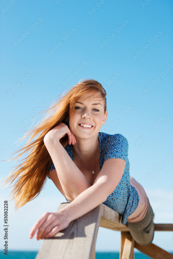 attraktive junge frau am meer attraktive junge frau am meer