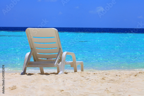 Fototapeta Naklejka Na Ścianę i Meble -  Liegestuhl am Strand einer tropischen Insel