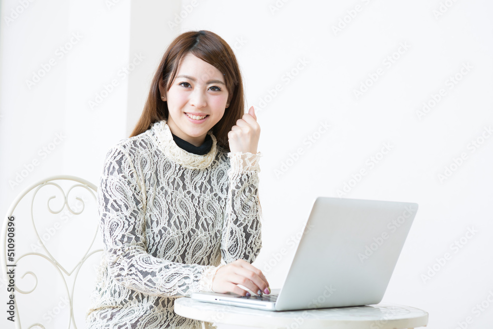 Naklejka premium コンピューターを使う女性