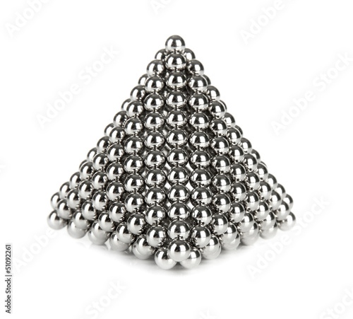 Fotografía Pyramid of metal balls for neocube (toy), isolated on white