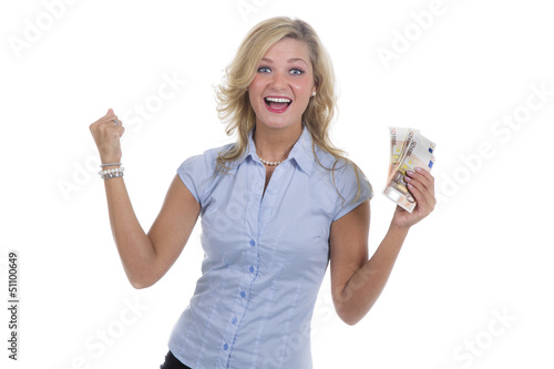 Blonde Frau hält lachend Geld in der Hand