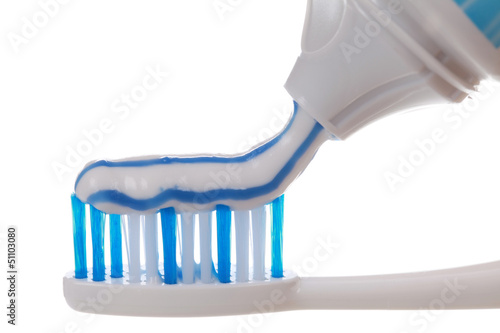 Zahnpasta auf einer Zahnbürste
