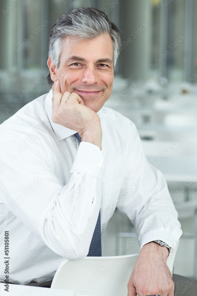 älterer geschäftsmann in der pause