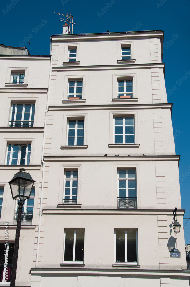 Obraz premium immeuble parisien en coin avec balcons
