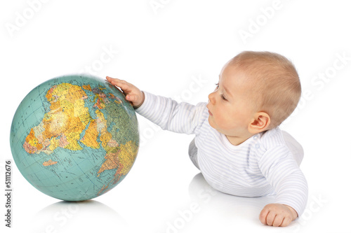 Baby greift nach Weltkugel - Baby with globe