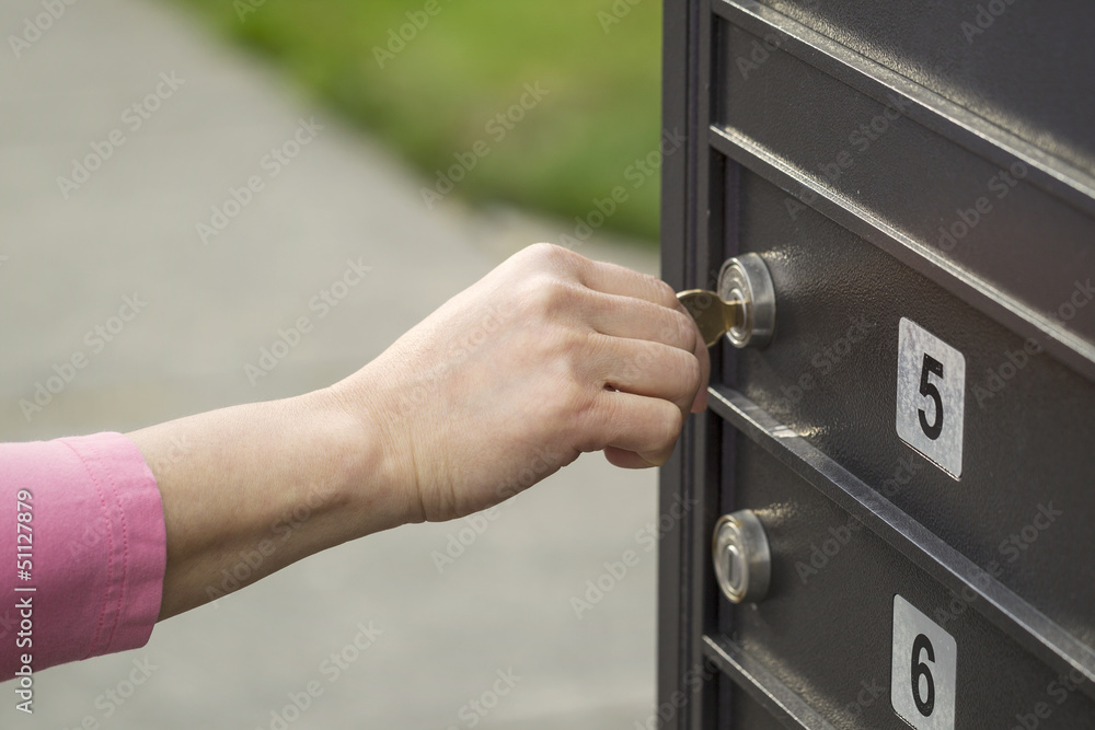 Obraz premium Checking the Mail