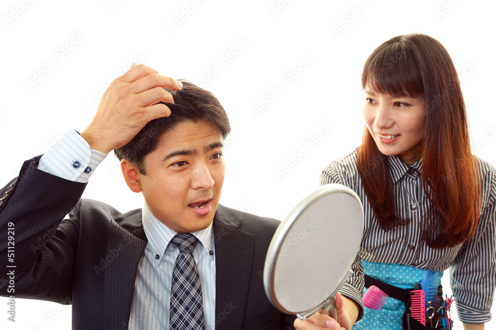 Fototapeta premium 笑顔の理容師と男性客