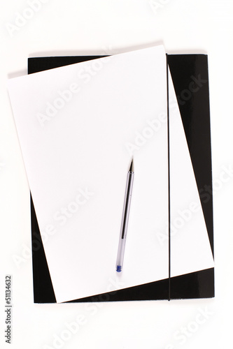 kartka z czarną teczką i długopis