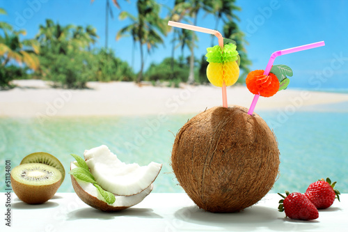 cocktails di cocco con frutta su sfondo mare esotico #51134801