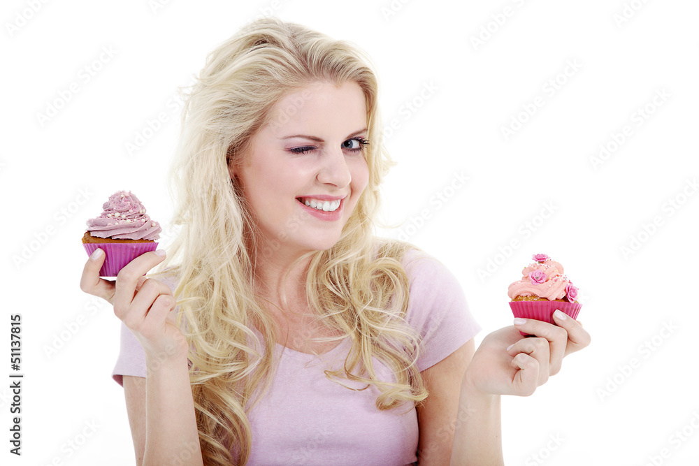 Frau überreicht augenzwinkernd lächelnd Cupcake Porträt Frau überreicht augenzwinkernd lächelnd Cupcake Porträt
