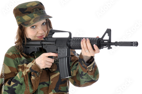 Junge Frau in Armeeuniform zielt mit Gewehr