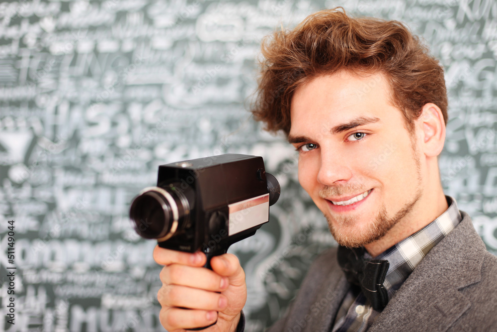 Fototapeta premium junger Mann mit Kamera