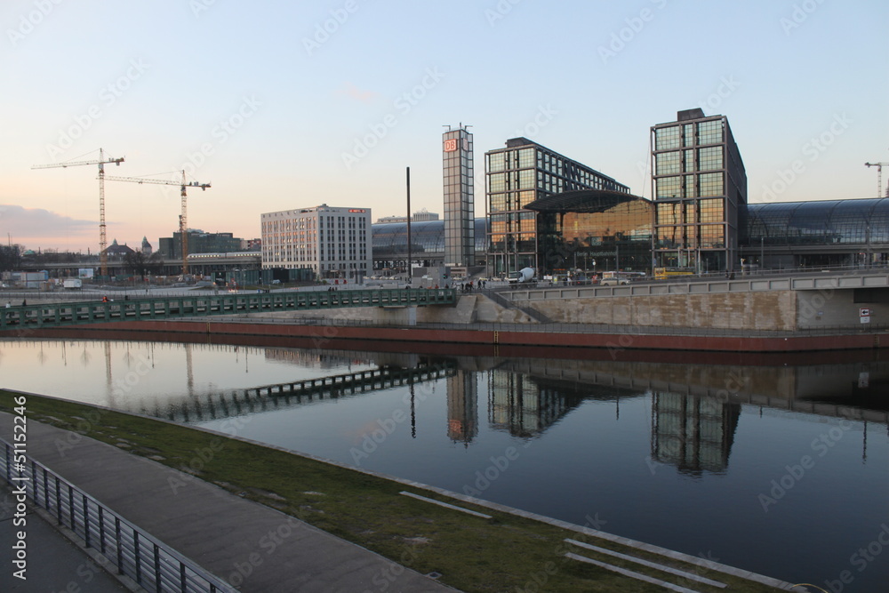 Fototapeta premium Blick über die Spree zum Hauptbahnhof in Berlin
