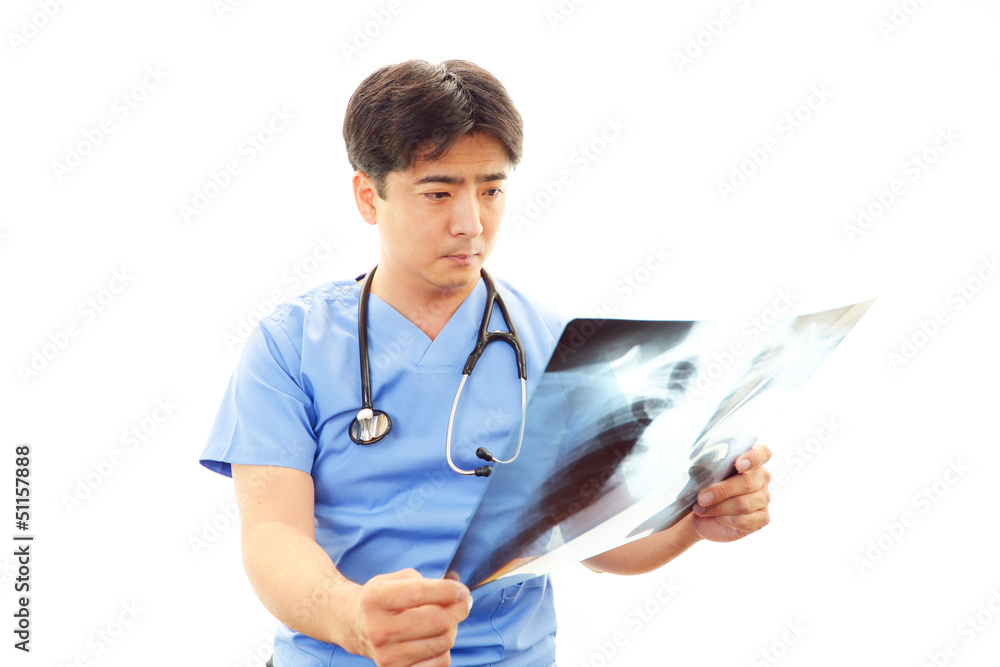 真剣な表情の医師 真剣な表情の医師