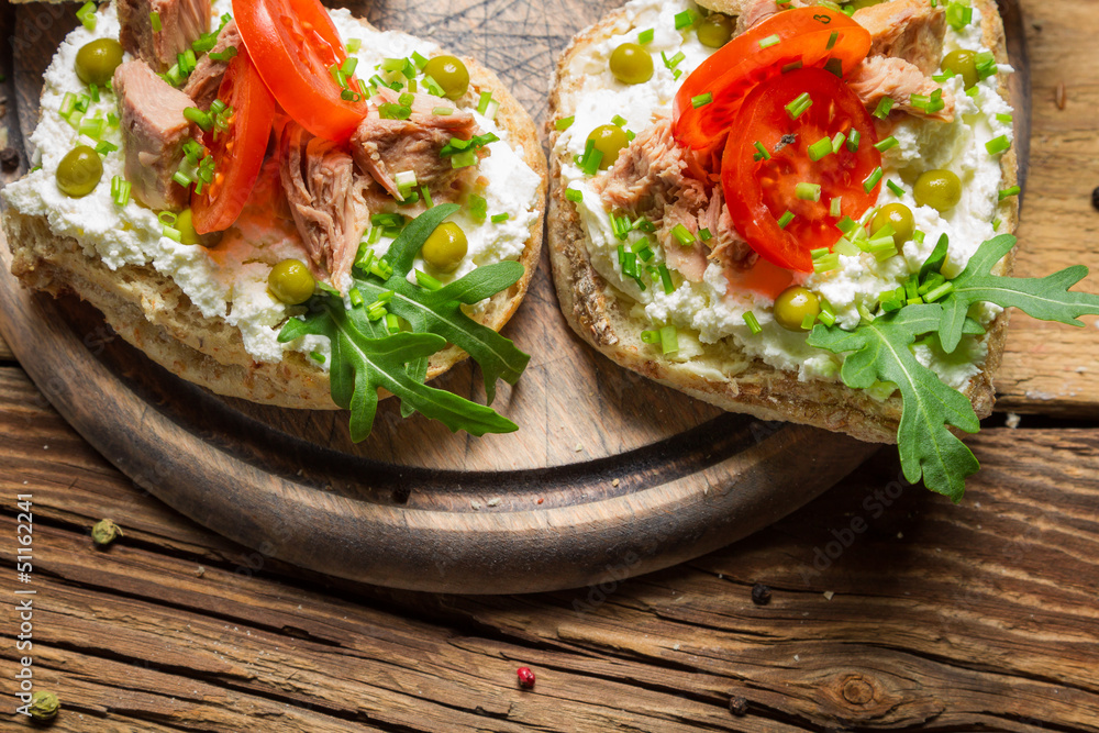Sandwich with tuna, tomato and rocket salad Sandwich with tuna, tomato and rocket salad