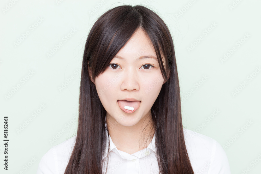 薬を飲む女性 薬を飲む女性