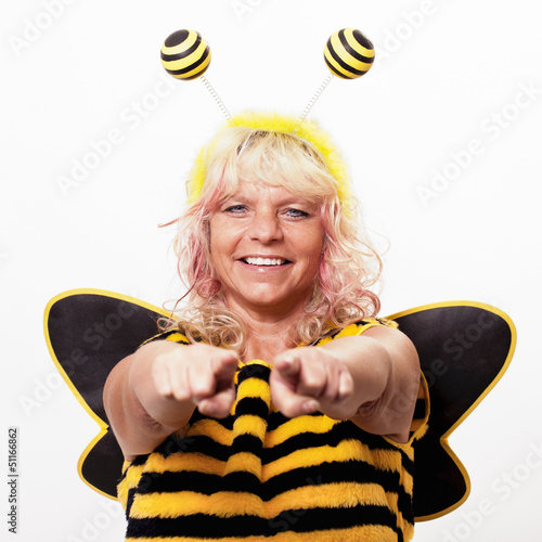 Obraz na plátně Biene Maja zeigt mit dem Finger