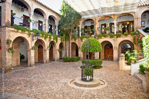 Foto Typical andalusian mudejar courtyard In Seville, Spain.