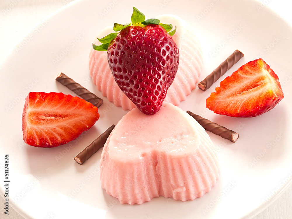 Erdbeerpudding garniert mit frischen Erdbeeren.