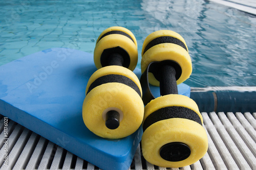 Aquasport-Hantelnn am Beckenrand