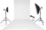 Fotostudio Set mit Studioblitzen und weißen Hintergrund