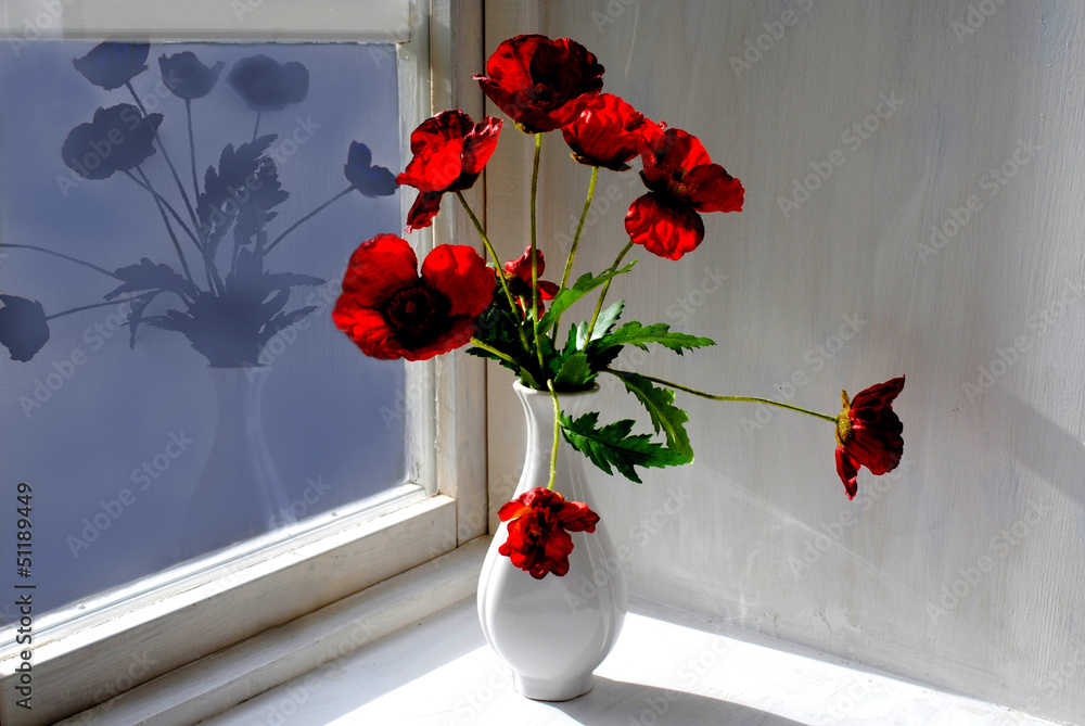 Fototapeta premium Mohnblumen am Fenster