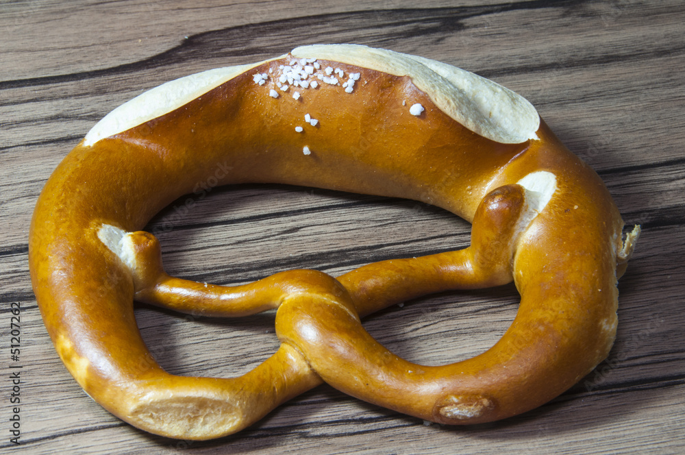 Laugenbrezel mit Salz auf Holz Laugenbrezel mit Salz auf Holz