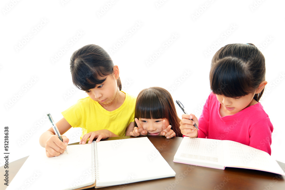 勉強中の3人の女の子 勉強中の3人の女の子
