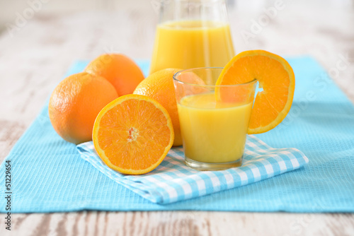 Orangen mit frisch gepresstem Saft