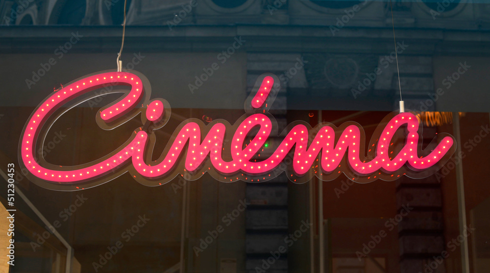 Enseigne néon lumineuse rouge rétro Cinéma, France. Art et film d'auteur français indépendant, festival de Cannes, sorties et culture française