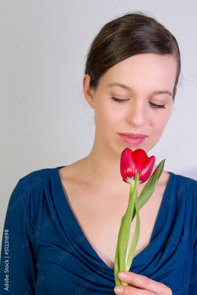 Junge Frau mit Tulpe