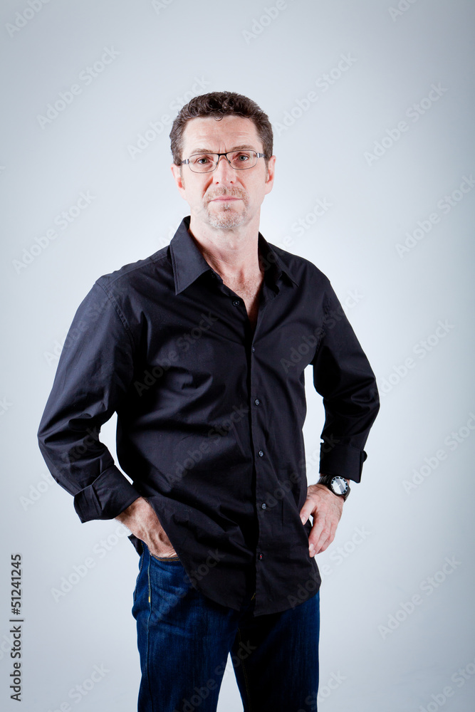 Attraktiver erwachsener Mann mit schwarzem Hemd und Brille Attraktiver erwachsener Mann mit schwarzem Hemd und Brille