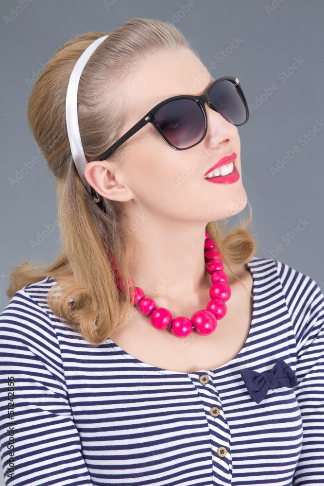 Naklejka premium portrait of attractive pinup girl in sunglasses