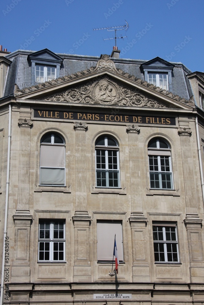 Détail de la façade d'une école parisienne
