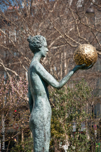 statue Hemera faubourg st denis à Paris photo