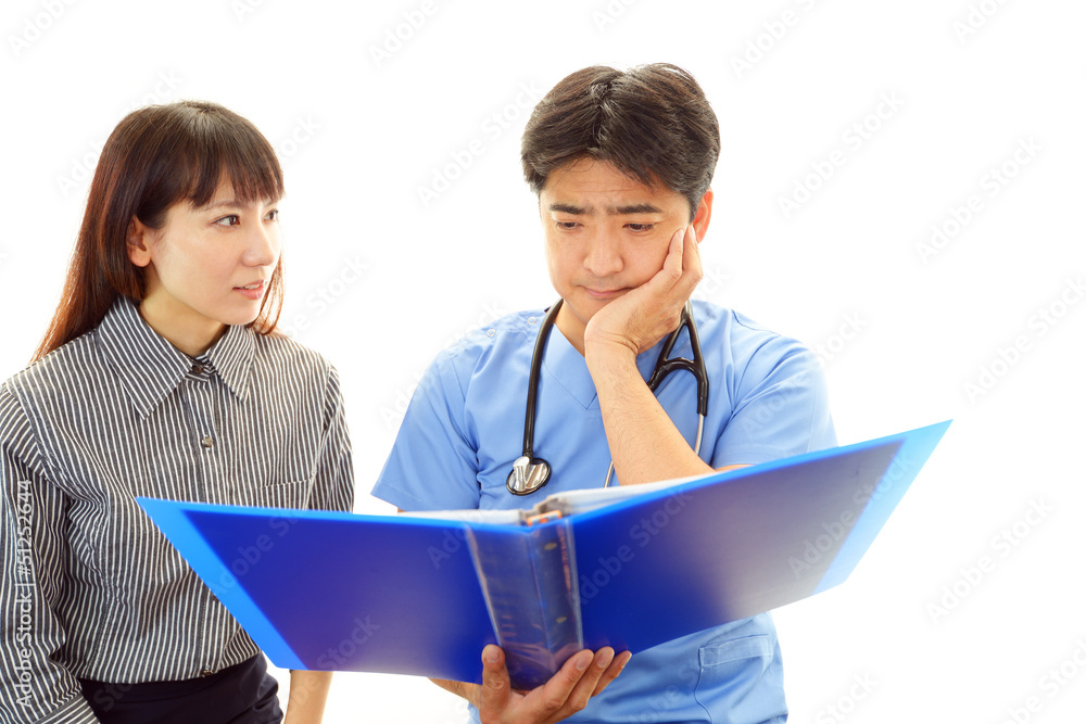 真剣な表情の医師と女性患者