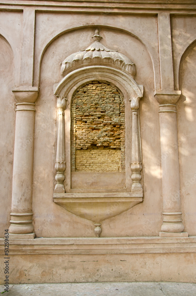 Obraz premium historical and ornamental cracked wall backround,India