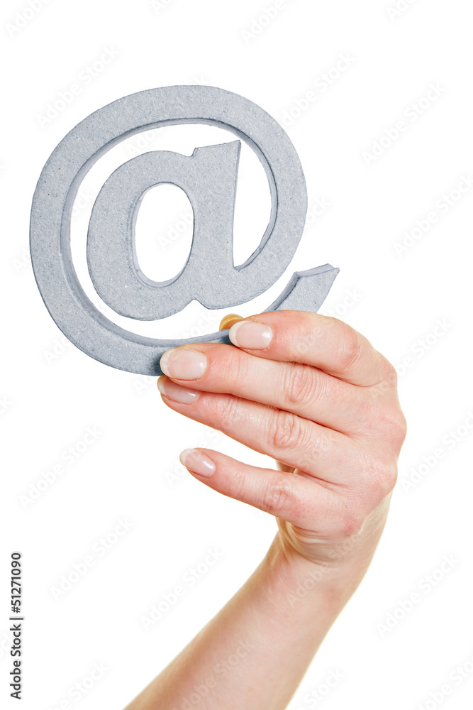 Hand zeigt At Zeichen als Symbol für Internet Hand zeigt At Zeichen als Symbol für Internet