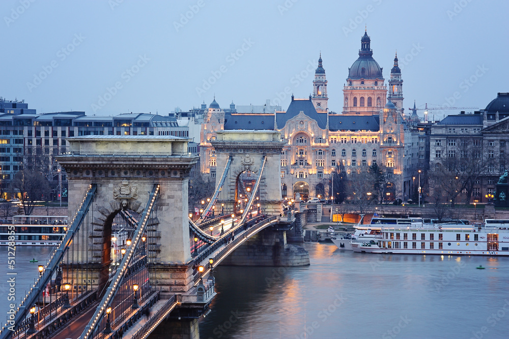 Obraz premium Most łańcuchowy w Budapeszcie o świcie