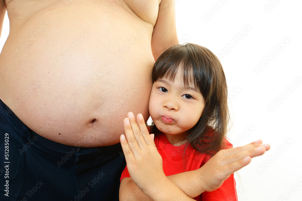 肥満の患者のお腹に驚く子供 Stock Photo Adobe Stock