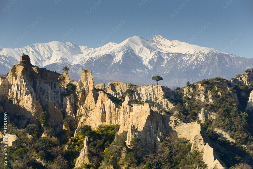 Naklejka premium Le Canigou depuis les Orgues d'Ille sur Têt