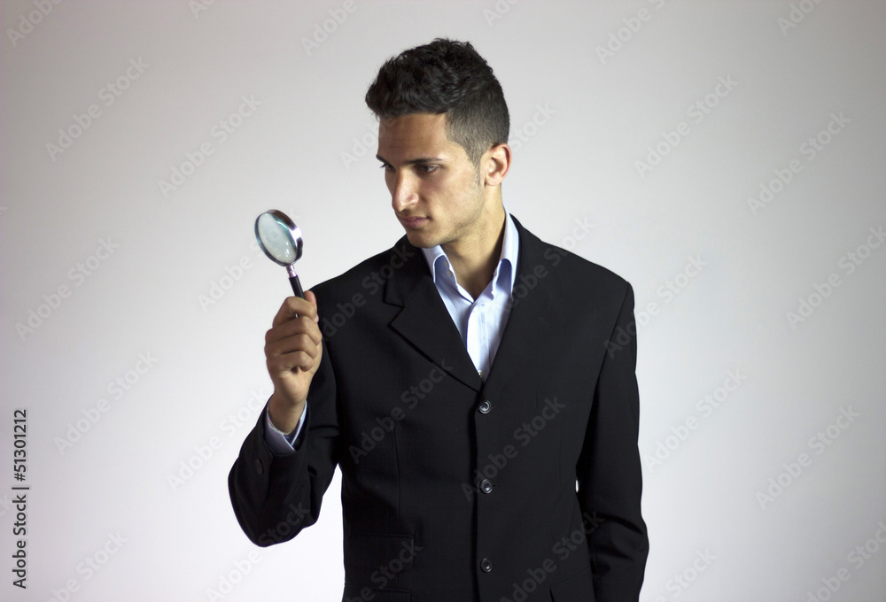 uomo con lente d'ingrandimento cerca e ricerca