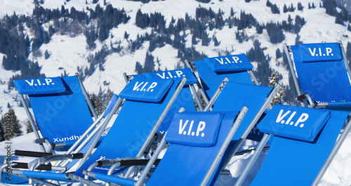 Liegestühle für V.I.P.´s auf einer Skipiste in den Alpen