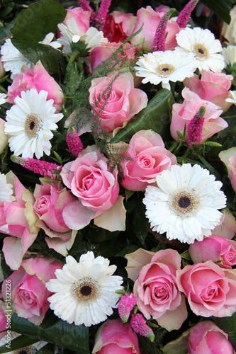 Pink roses, white gerberas in bridal arrangement © Studio Porto Sabbia