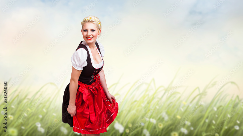 Obraz premium attraktive blonde Frau im Dirndl