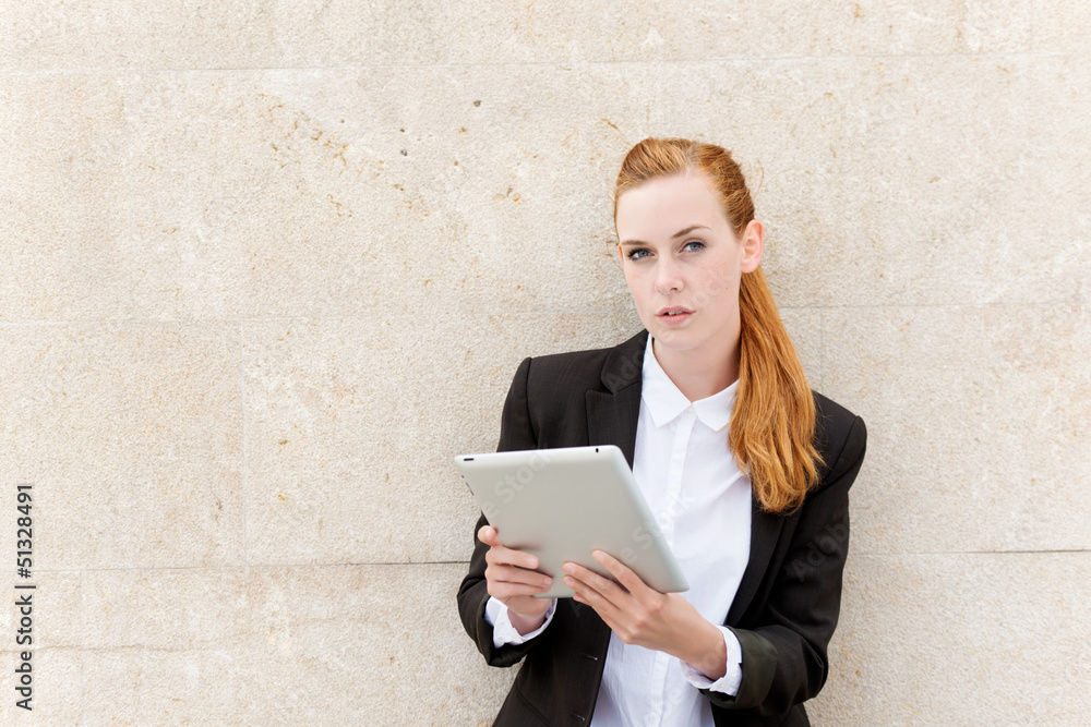 attraktive frau mit tablet attraktive frau mit tablet