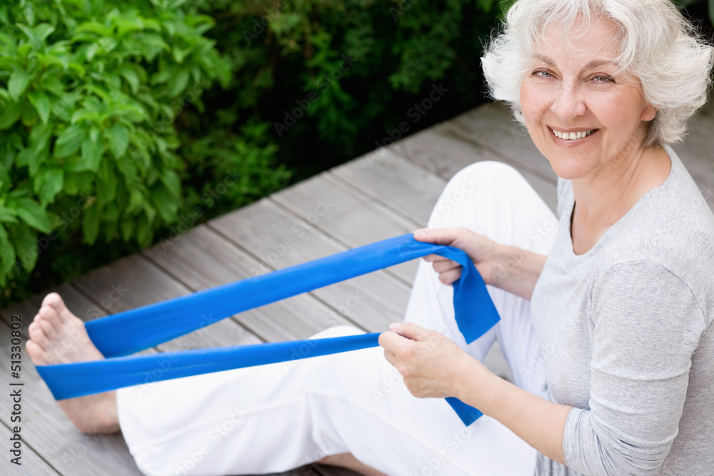 Sportliche Seniorin beim Workout mit Gymnastikband Stock Photo | Adobe Stock