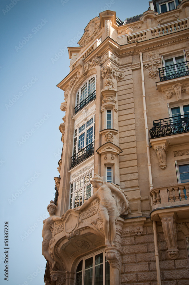 Obraz premium immeuble parisien en coin avec balcons